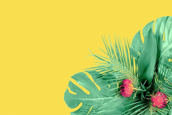 Nahaufnahme von Palmblättern und Blumenstrauß auf gelbem Hintergrund — Stockfoto