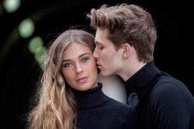 güzel model moda çift giyen kış giyim öpüşme,
