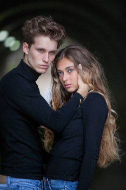 huysuz genç moda modeli çift