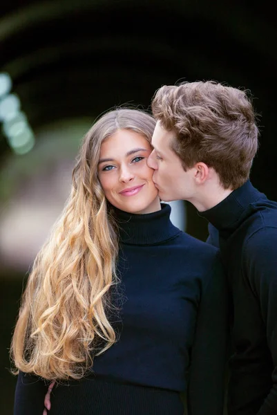 Glückliches Paar Lächelnde Frau Die Meinen Freund Küsst — Stockfoto