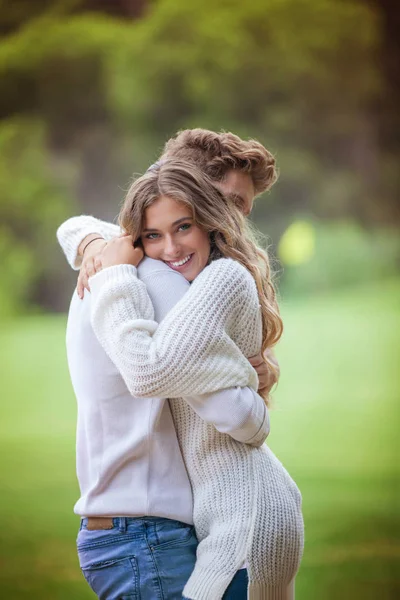 Happy Boyfriend Girlfriend Hugging Love — Stock Photo, Image