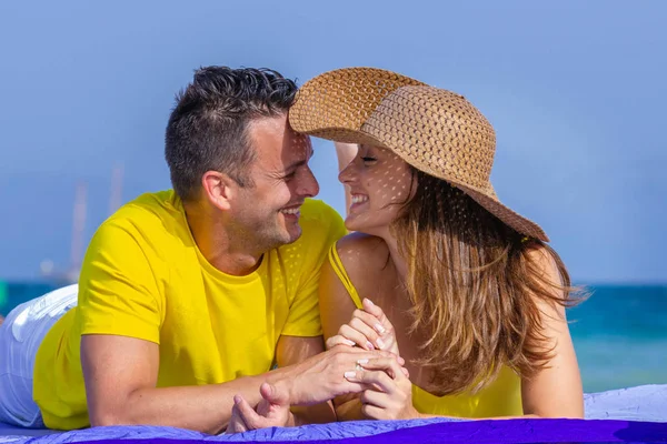 Honeymoon couple smiling — Stockfoto