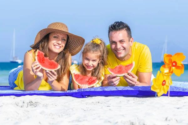 Happy healthy family on vacations — 图库照片