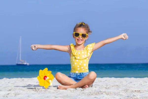 Glücklich lächelndes Kind im Urlaub — Stockfoto