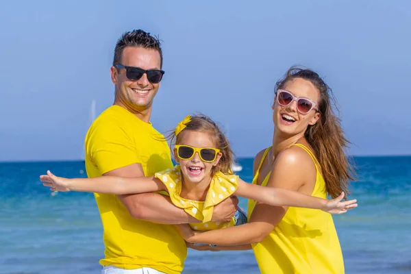 Gelukkige familie in de zon met zonnebril — Stockfoto