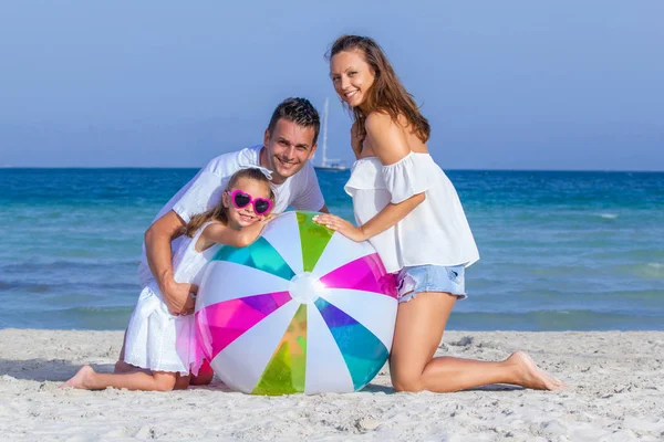Familia feliz en vacaciones —  Fotos de Stock