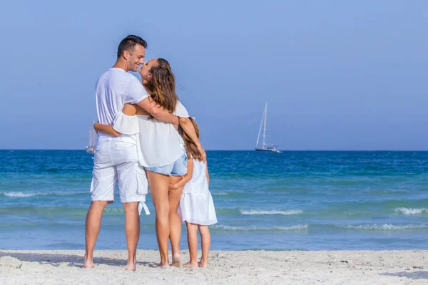 Family on vacation on beach — Stok fotoğraf