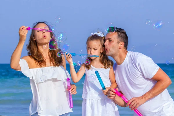 Plaisir en famille heureux avec des bulles — Photo