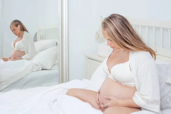 Sağlıklı Hamile Kadın Bebek Bekliyor — Stok fotoğraf