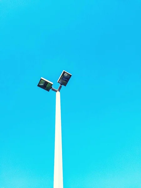 Световая Электрическая Сцена Над Голубым Небом — стоковое фото