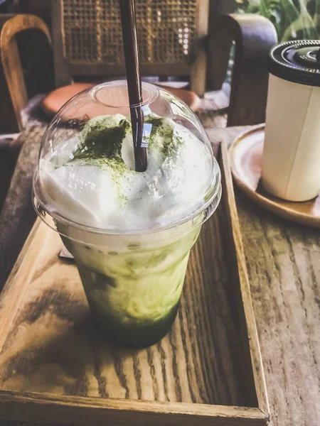 Κοντινό Πράσινο Τσάι Κρύο Ποτό Στο Ξύλινο Τραπεζάκι Του Καφέ — Φωτογραφία Αρχείου