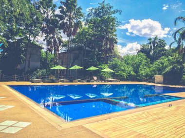 Park doğa peyzaj arka planlarda orta ölçekli yüzme