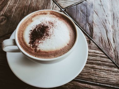 Ahşap masa yiyecek ve içecek arka plan sıcak kahve cappuccino beyaz fincan