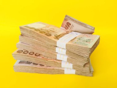 Tayland bankası banknot yığını sahnesi sarı arka planda