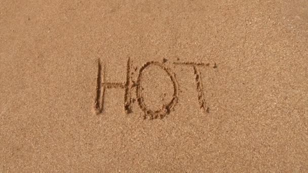 Heiße Schriftzüge Auf Dem Warmen Sand Spülen Einem Sonnigen Tag — Stockvideo