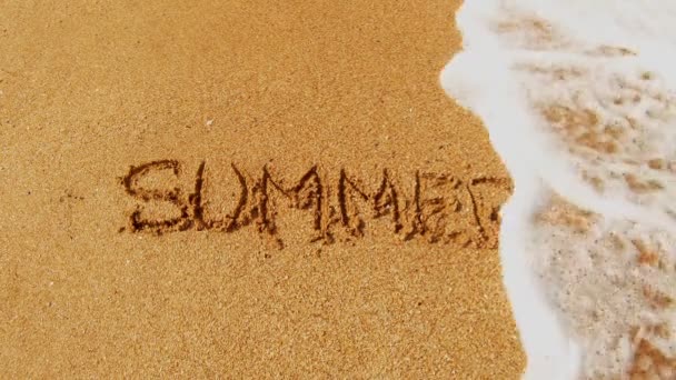 Belos Lettering Verão Areia Quente Lava Água Mar Dia Ensolarado — Vídeo de Stock