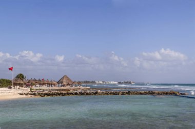 Yaz, tatil, egzotik adada palmiye ağaçları ile güzel plaj. Panorama.