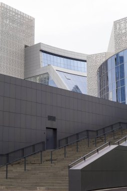 Ayna gözlüklü modern binanın bir parçası. Yatay olarak. Dikey olarak.