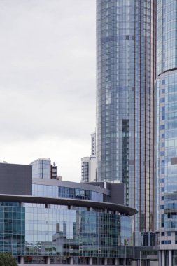 Ayna gözlüklü modern binanın bir parçası. Yatay olarak. Dikey olarak.