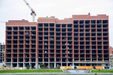 Yeni çok katlı bina inşaatı. Yatay olarak.