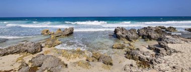 Bir dar şerit taşlık Plajı ile deniz yaygın. Panorama.