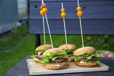 Burger ağaçta onlara itme şiş ile güzel yalan. yatay olarak.