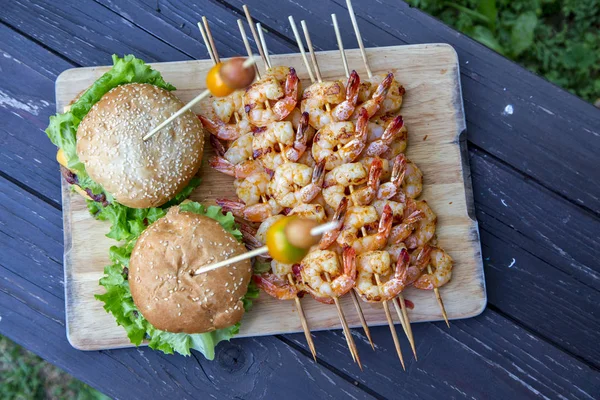 Las Hamburguesas Encuentran Bellamente Árbol Con Los Pinchos Empujados Ellos —  Fotos de Stock