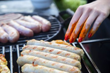 Lezzetli sosis ve gil etindeki hazırlanması. Yatay olarak.
