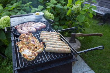 Lezzetli sosis ve gil etindeki hazırlanması. Yatay olarak.