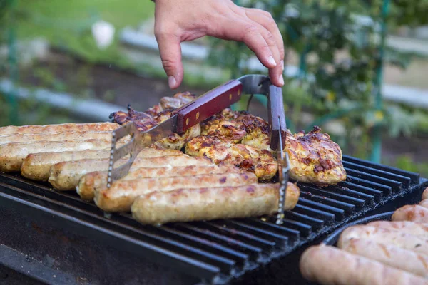 Preparación Las Salchichas Sabrosas Carne Vigilia Horizontalmente — Foto de Stock