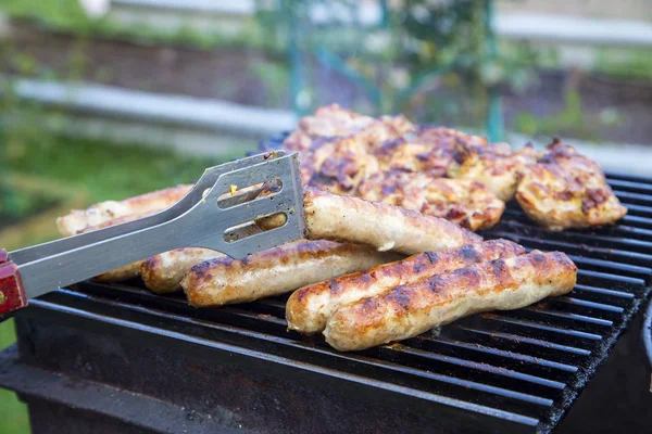 Preparación Las Salchichas Sabrosas Carne Vigilia Horizontalmente — Foto de Stock