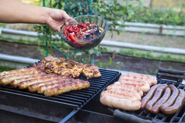 Preparación Las Salchichas Sabrosas Carne Vigilia Horizontalmente — Foto de Stock