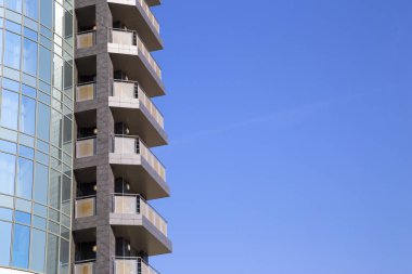   Bir cam modern şehir bina cephe. Vertically.Horizontally.