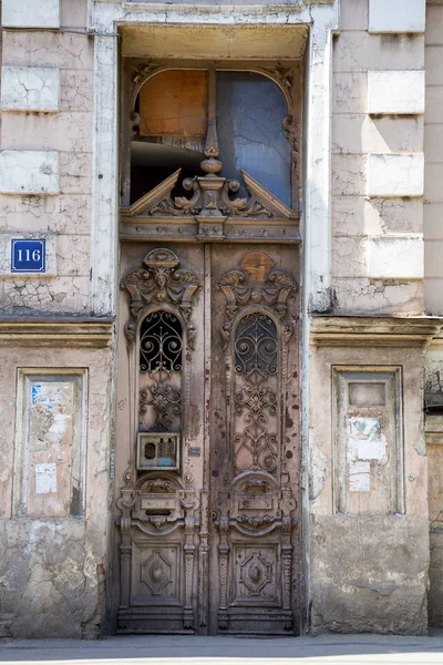 Παλιά Πόρτα Μιας Πολυκατοικίας Κάθετα — Φωτογραφία Αρχείου
