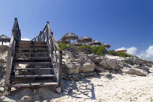 Levántate Playa Por Una Escalera Madera Horizontalmente —  Fotos de Stock