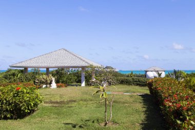 Denizin arka planına karşı masaj için döken. Yatay.