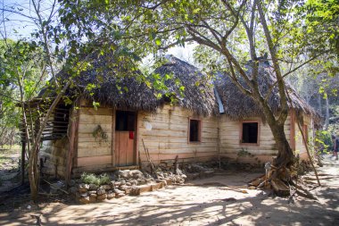Kübalı köylünün geleneksel evi. Yatay.