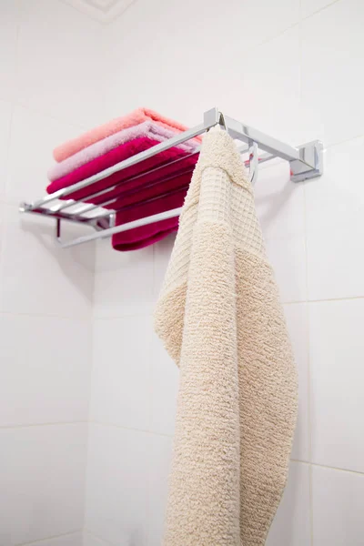 金属架上的一叠五颜六色的毛巾 — 图库照片