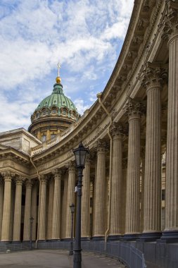 Kazan Katedrali'nin bir parçası. Sütunlar arasında görüntüleyin. Dikey.