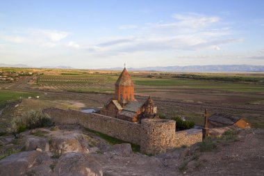Ermeni Manastırı Khor Virap gün batımında. Yatay. Dikey.