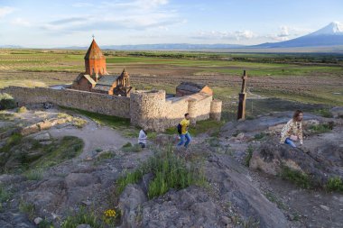 Ermeni Manastırı Khor Virap gün batımında. Yatay. Dikey.