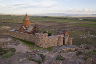 Ermeni Manastırı Khor Virap gün batımında. Yatay. Dikey.