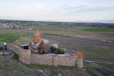 Ermeni Manastırı Khor Virap gün batımında. Yatay. Dikey.