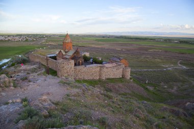 Ermeni Manastırı Khor Virap gün batımında. Yatay. Dikey.