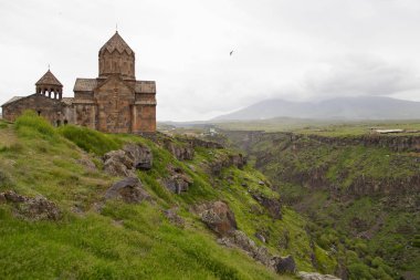  Hovhannavank Ortaçağ Manastırı uçurumda. Dikey.
