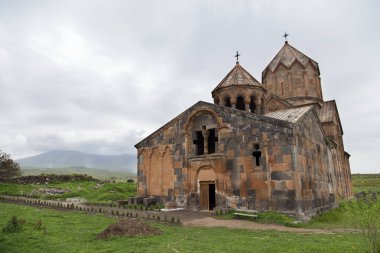  Hovhannavank Ortaçağ Manastırı uçurumda. Dikey.