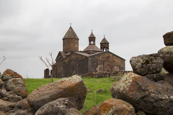  Hovhannavank Ortaçağ Manastırı uçurumda. Dikey.