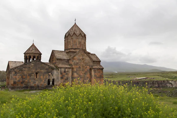  Hovhannavank Ortaçağ Manastırı uçurumda. Dikey.
