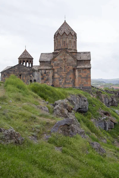  Hovhannavank Ortaçağ Manastırı uçurumda. Dikey.