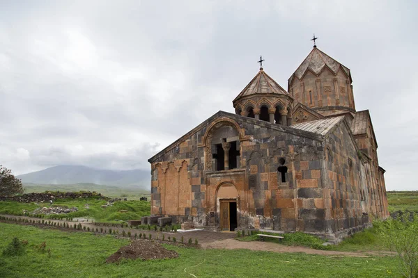  Hovhannavank Ortaçağ Manastırı uçurumda. Dikey.